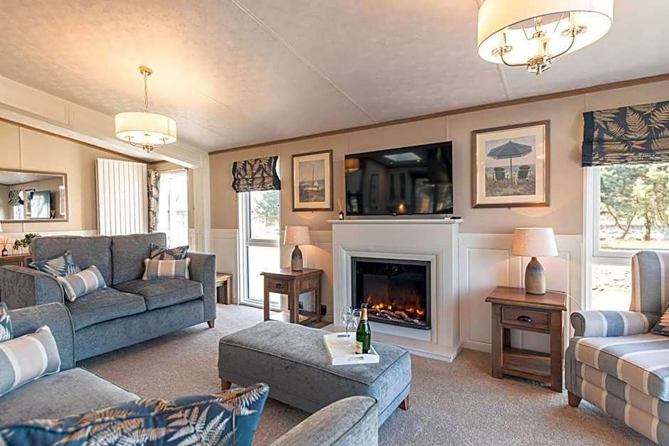 Sutton Lodge with Hot Tub