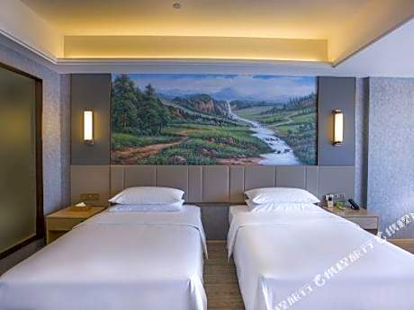 Vienna International Hotel (Shili lotus store, Tengchong)