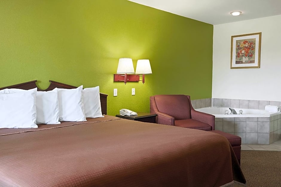 Howard Johnson by Wyndham Grand Prairie Near Lone Star Park
