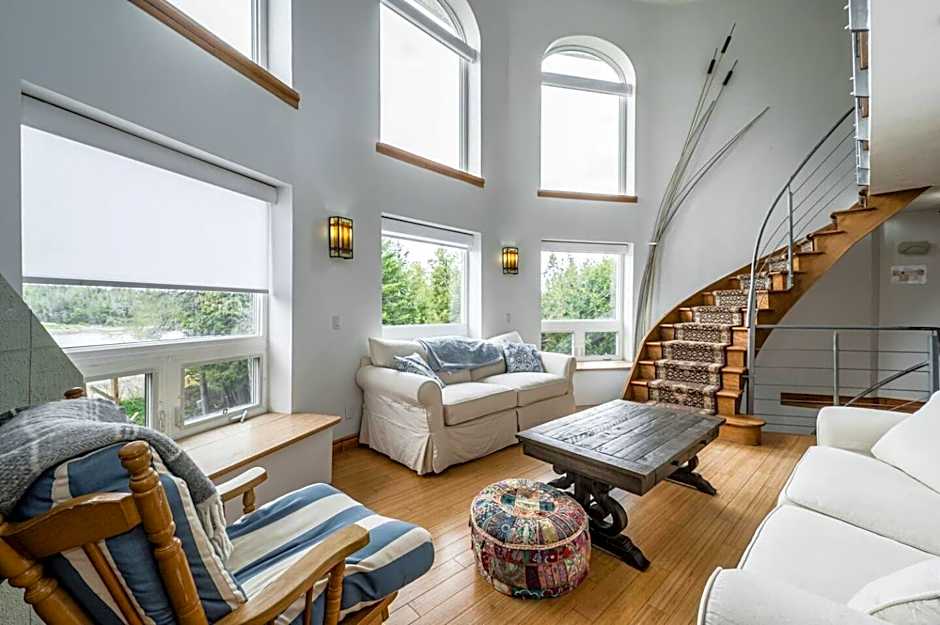 Stunning waterfront w spa dog run