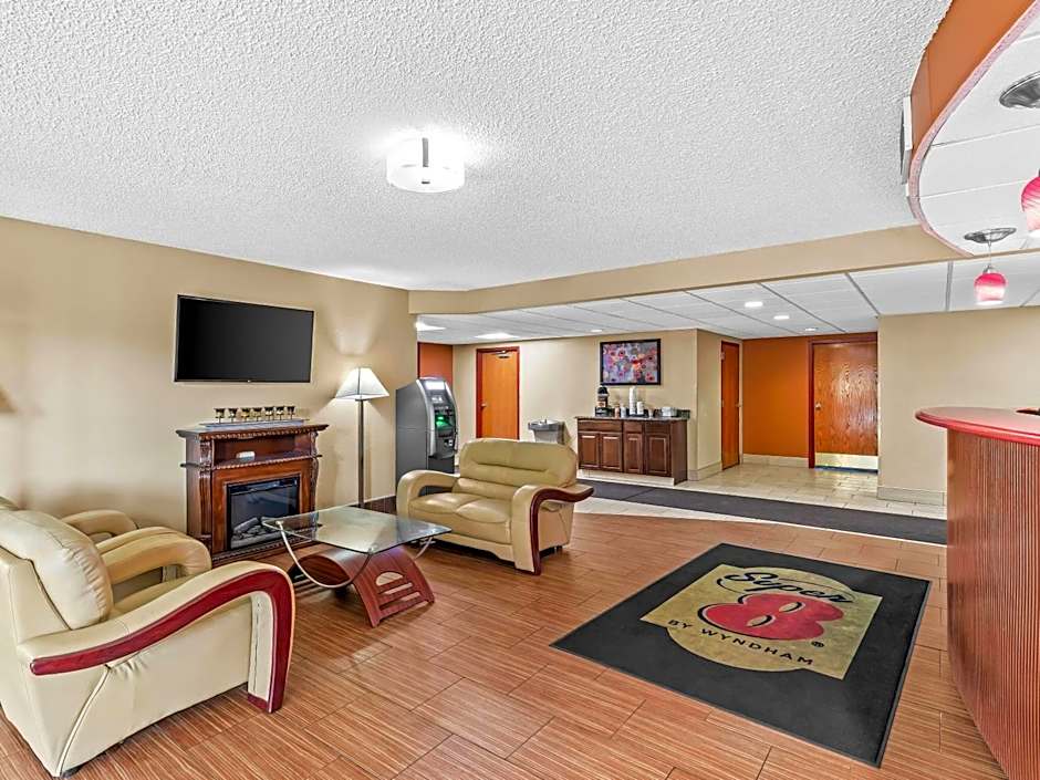 Super 8 by Wyndham Sturtevant Racine