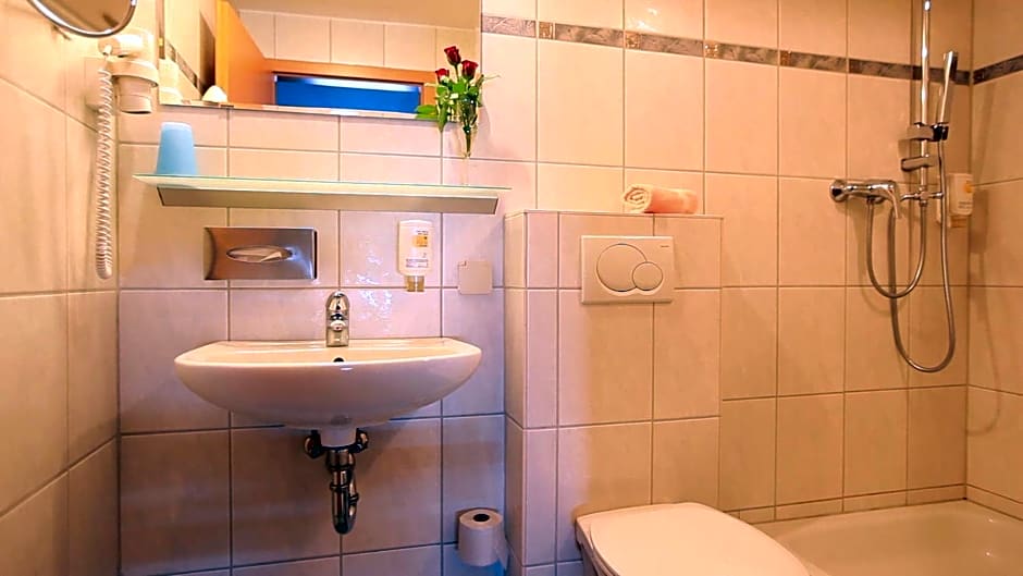Adesso Hotel Kassel -pay at property on arrival- Ihr Automatenhotel in Kassel