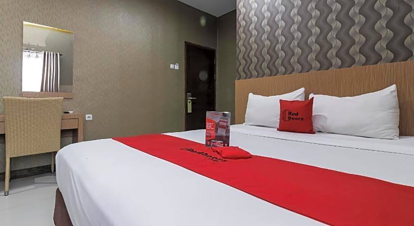 RedDoorz Plus @ Tuparev Cirebon