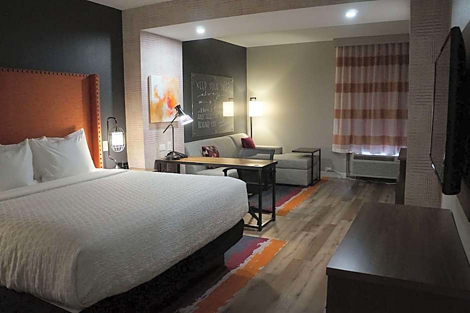La Quinta Inn & Suites by Wyndham Lewisville
