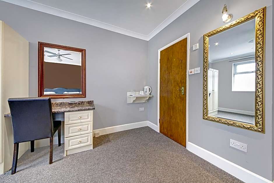 OYO Bostons Manor Hotel