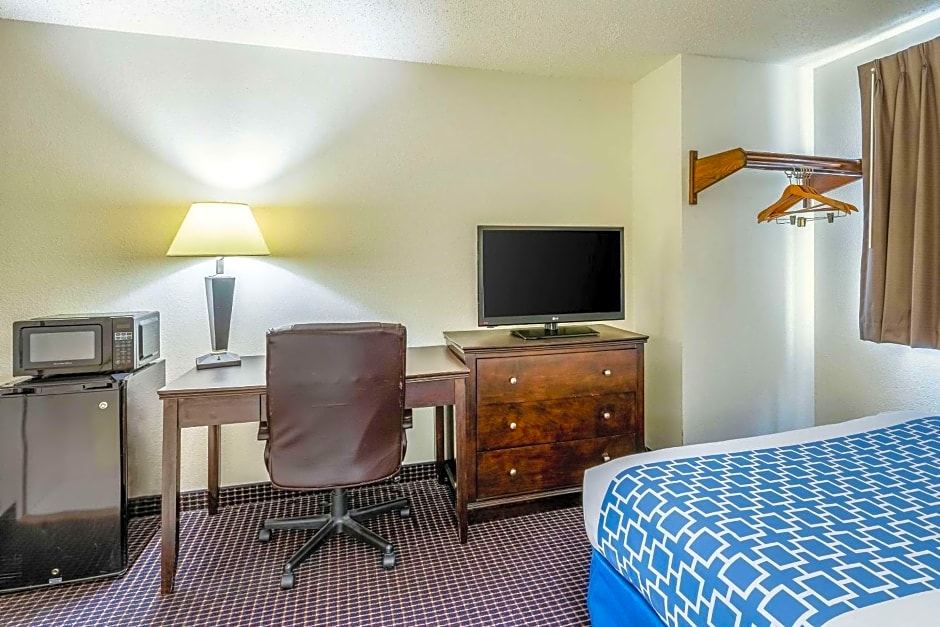 Econo Lodge Inn & Suites