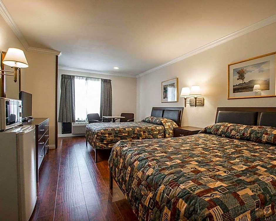 Palm Inn Hotel near Tyler Mall Riverside