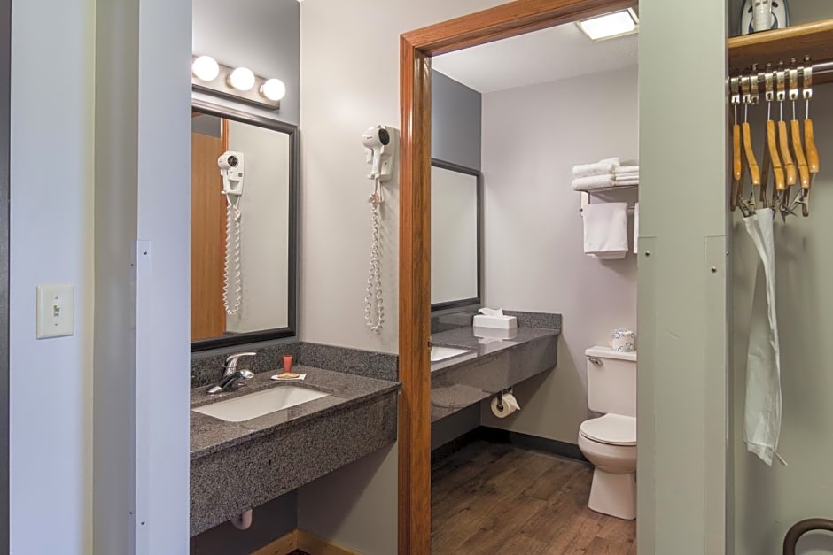 Boarders Inn & Suites by Cobblestone Hotels - Superior/Duluth
