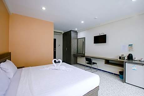 Deluxe King Room with Pool Access