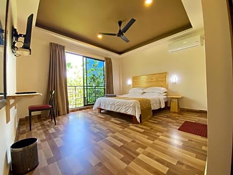 Deluxe Double Room with Partial Seaview & Balcony