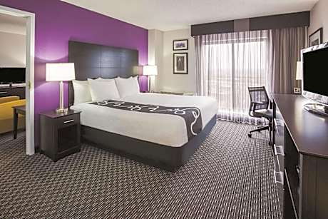 Deluxe King Suite with Mobility/Hearing Impaired Access - Non-Smoking