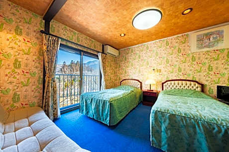 Superior Twin Room with Shared Bathroom