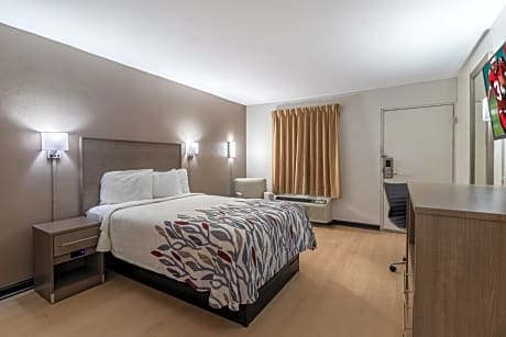 Deluxe Room with One Queen Bed Disability Access Non-Smoking