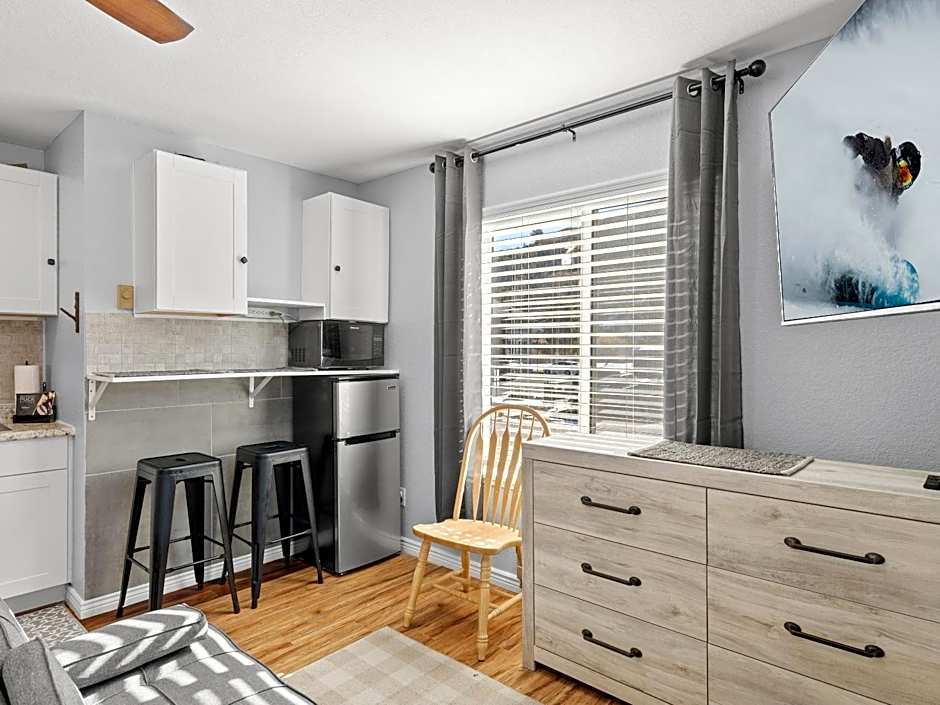 Carriage House Condominiums by All Seasons Resort Lodging