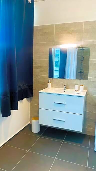 Urban Zen Appart Spacieux studio atypique avec bain a remous proche de tout