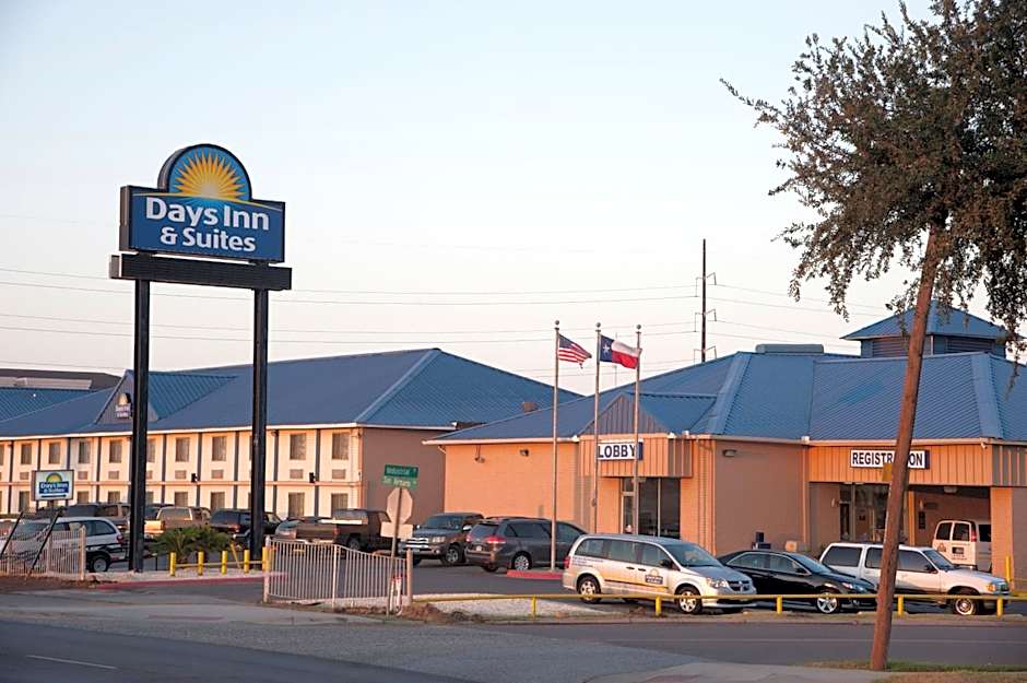 Days Inn & Suites by Wyndham Laredo