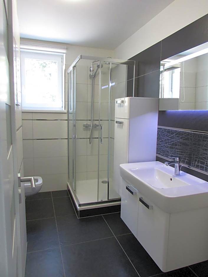 Martin City Stay - Elegant Apartment with Private Parking
