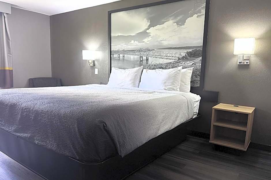 Super 8 by Wyndham Clinton/Jackson West