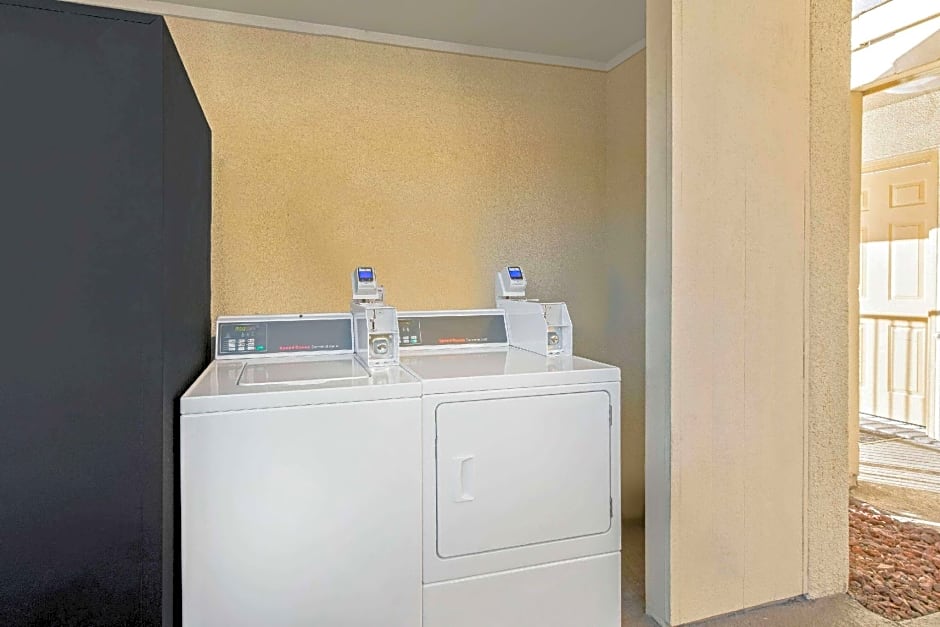 La Quinta Inn & Suites by Wyndham New Orleans Causeway