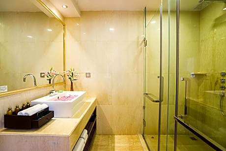 1 Queen Bed, Nonsmoking, Deluxe Room, City View