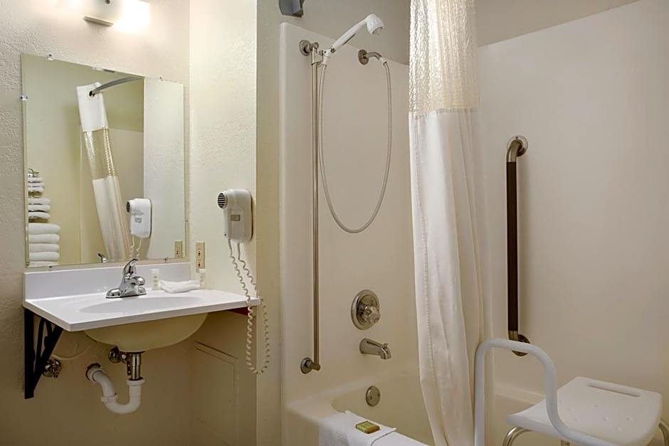 Super 8 by Wyndham Alexandria MN
