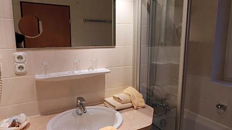 Family Room (2 Adults + 1 Child)