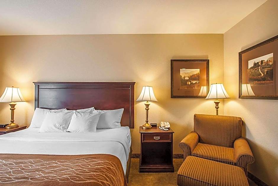 Comfort Inn & Suites McMinnville Wine Country