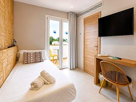 Single Room with Balcony& Street View