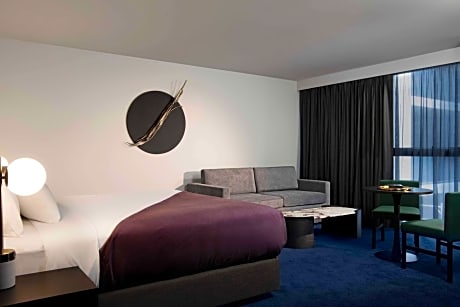Midnight Junior Suite, Deluxe Guest room, 1 King, Sofa bed