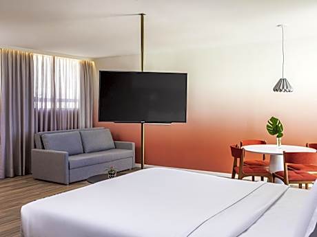 Suíte Junior cama queen com vista para o mar