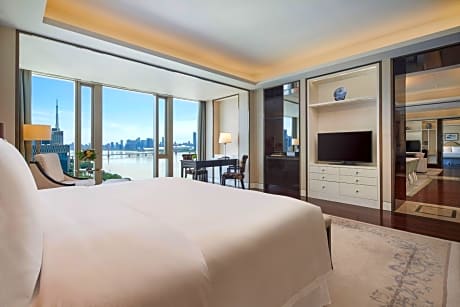 Ambassador suite with 2 rooms bedroom, 1king bedroom; 2queen bedroom