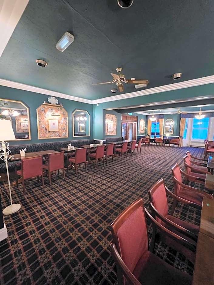 Rivelyn Hotel Bar & Restaurant