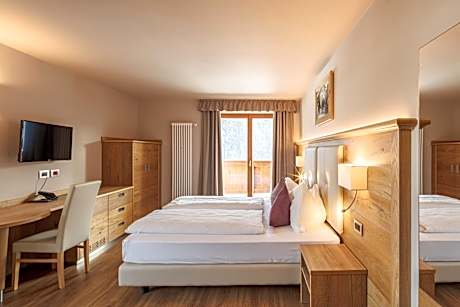 Double or Twin Room with Mountain View