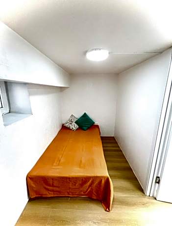 London capsule room