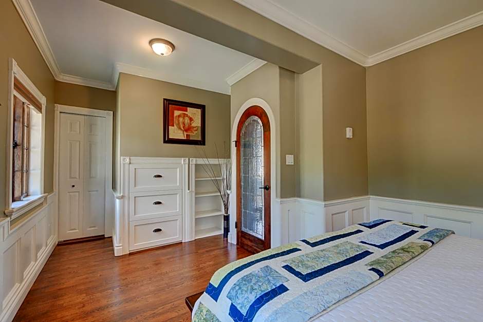 Character Stay across Swan Lake Nature Sanctuary