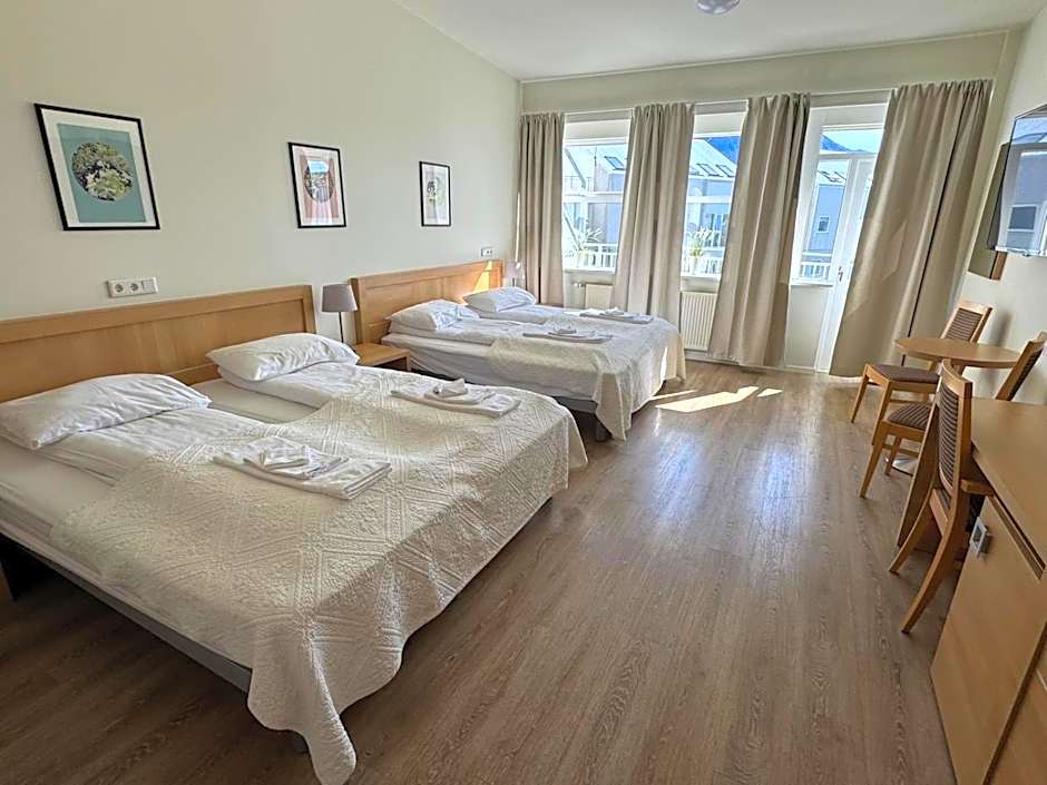 Foto 1 di 8 di Quadruple Room with Bathroom