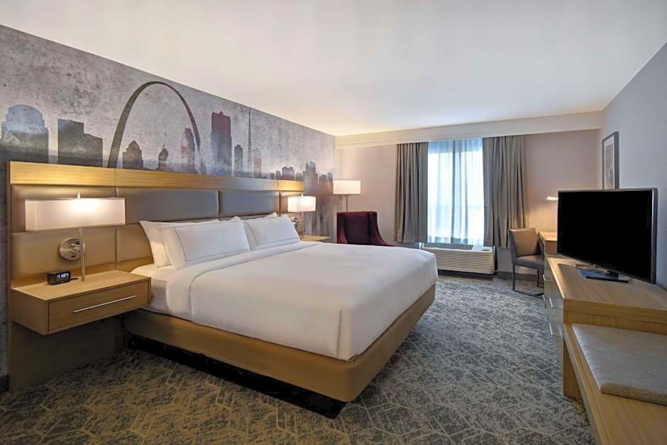 DoubleTree by Hilton St. Louis-Airport