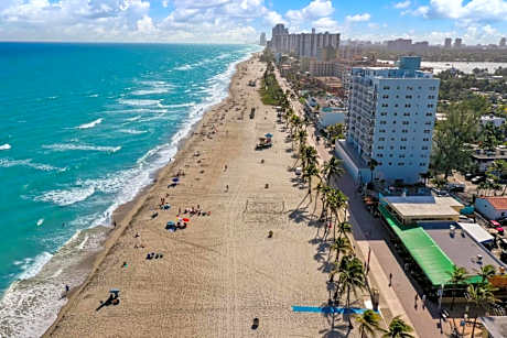 Cozy studio wbeach boardwalk steps kitchen