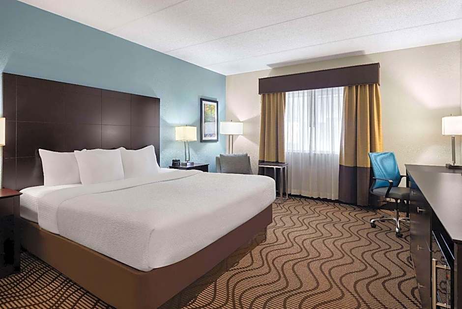La Quinta Inn & Suites by Wyndham Knoxville Airport
