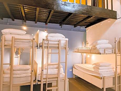 Bed in 6-Bed Female Dormitory Room with Shared Bathroom