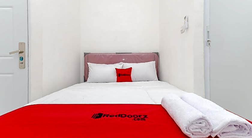 RedDoorz near Pasar Lama Serang