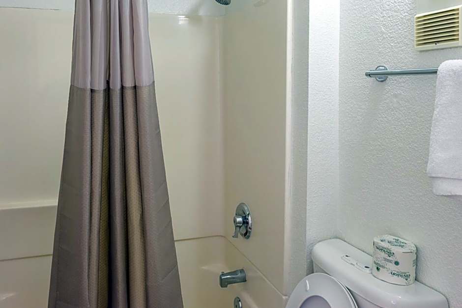 Motel 6-Bakersfield, CA - Convention Center