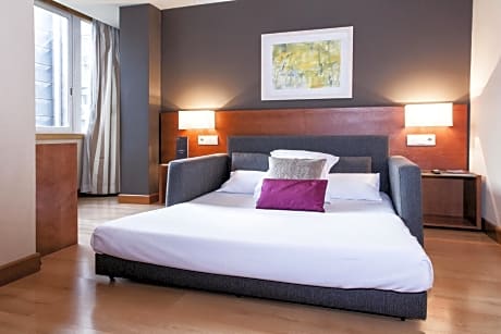 Family Room (2 Adults + 2 Children)