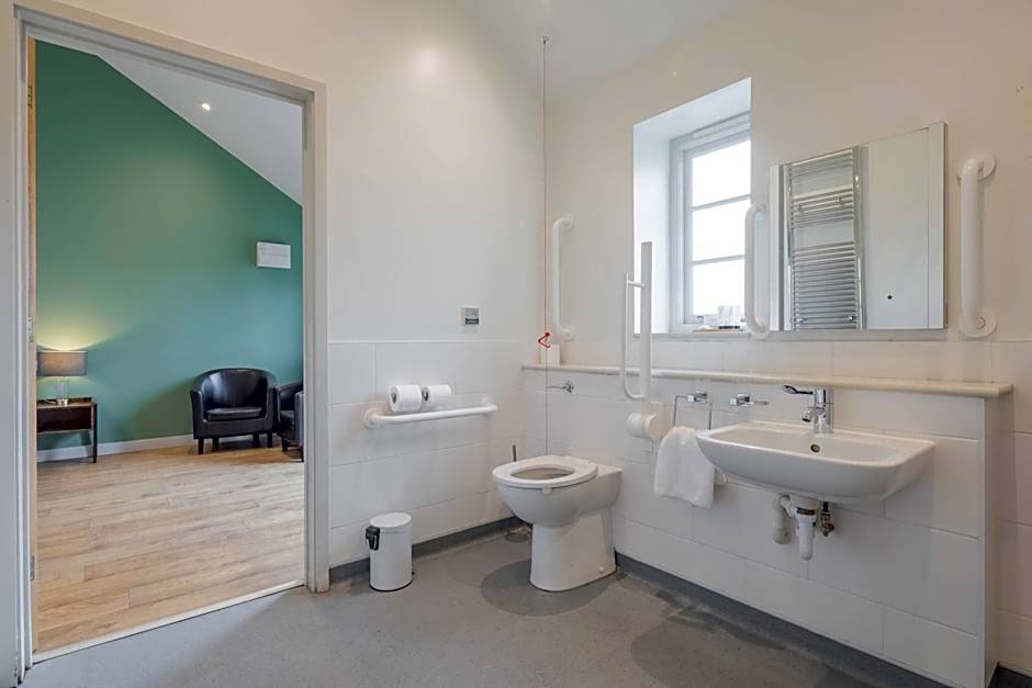 TWIN Deluxe Disabled Access and Wet Room with Courtyard View - Newton