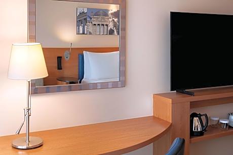 Queen Room with Courtyard View