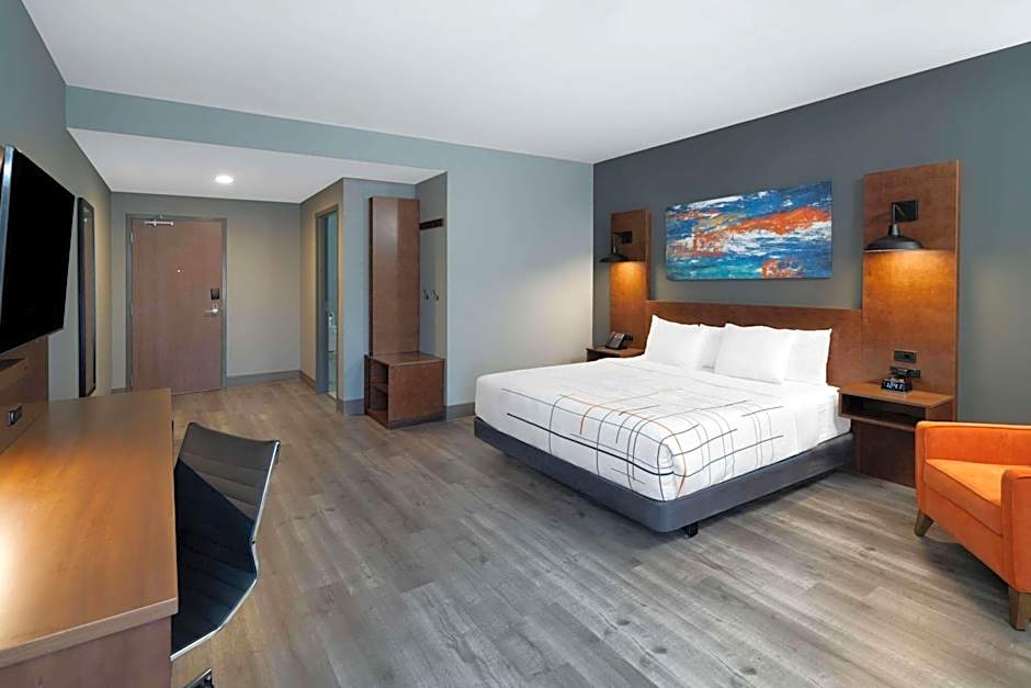 La Quinta Inn & Suites by Wyndham Louisville East