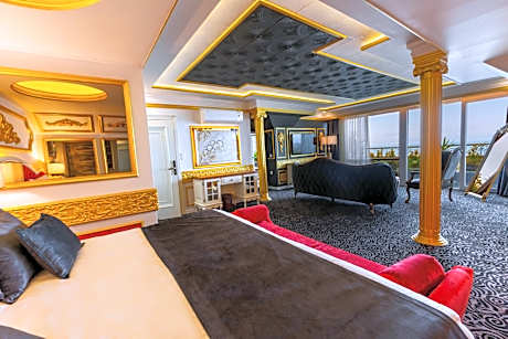Penthouse Suite with Hot Tub and Panoramic Sea View