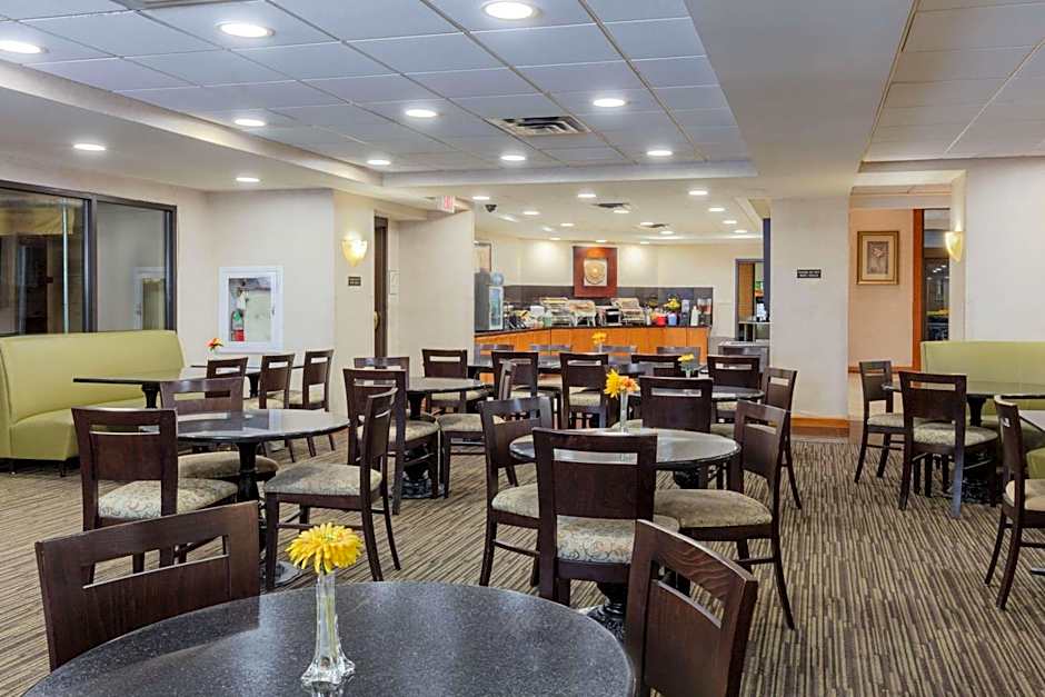 La Quinta Inn & Suites by Wyndham Garden City
