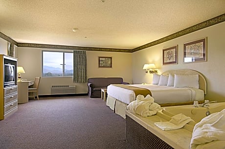 2 King Beds Hot Tub Suite