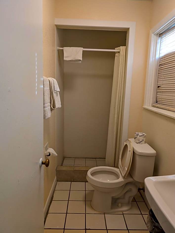 Economy Inn Kingsville, Hwy 77